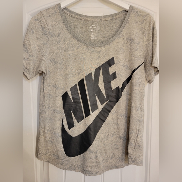 Grey Nike tshirt with cute pattern size Large - Picture 1 of 4
